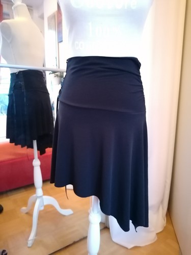 Asymmetrischer kurzer rock mit - asymmetrischer,